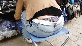 امرأة سمراء تمتص بعن ...